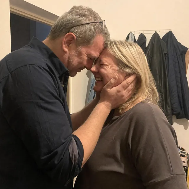 Copertina: uomo sulla cinquantina prende il viso della moglie tra le mani